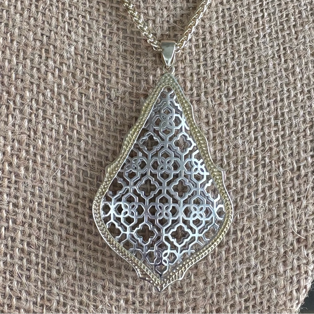 💛💛KENDRA SCOTT AIDEN FILIGREE SILVER & GOLD NECKLACE!💛💛 - Picture 3 of 4